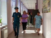 В преддверии нового учебного года инспекторы госпожнадзора посещают школы Брянщины